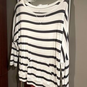 3/4 sleeve NY&C Stripe Top, Size Medium, Batwing style sleeve
